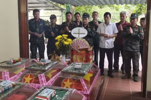 Hài cốt liệt sĩ được đưa về nhà chờ Đội Tìm kiếm, quy tập hài cốt liệt sĩ để tổ chức an táng theo quy định.