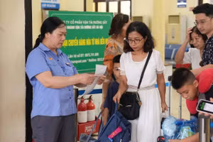 Hành khách làm thủ tục lên tàu.