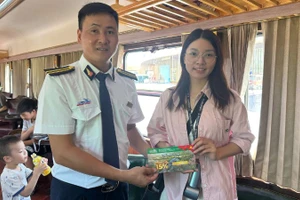 Khách tham quan được nhận phiếu mua vé tàu giảm giá 15%. 