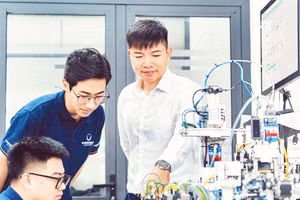 Sinh viên thực hành trên các thiết bị hiện đại tại phòng thí nghiệm.
