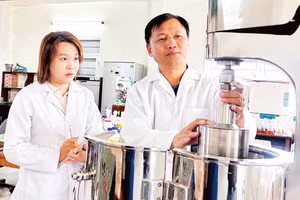 Thu chế phẩm nitrat hóa góp phần bổ sung nguồn thức ăn tự nhiên khi nuôi tôm thẻ. (Ảnh: VÂN NGA)