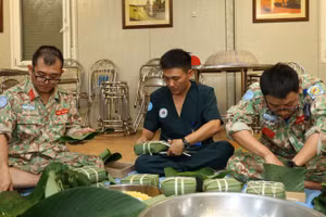 [Video] Các chiến sĩ “mũ nồi xanh” chuẩn bị đón Tết