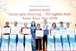 Lãnh đạo Thành phố Hồ Chí Minh trao quà Tết tặng người dân. (Ảnh: PHAN ANH)