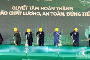 Nghi thức khởi công gói thầu thi công san lấp mặt bằng dự án nâng cấp, mở rộng Nhà máy lọc dầu Dung Quất.