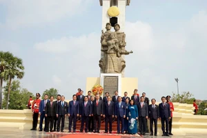 Tổng Bí thư Tô Lâm cùng Đoàn đại biểu cấp cao Đảng, Nhà nước Việt Nam dâng hương, dâng hoa tại Đài Hữu nghị Campuchia-Việt Nam ở Thủ đô Phnom Penh. (Ảnh: ĐINH TRƯỜNG)