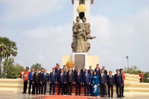 Tổng Bí thư Tô Lâm cùng Đoàn đại biểu cấp cao Đảng, Nhà nước Việt Nam dâng hương, dâng hoa tại Đài Hữu nghị Campuchia-Việt Nam ở Thủ đô Phnom Penh. (Ảnh: ĐINH TRƯỜNG)