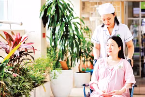 Đội ngũ điều dưỡng chăm sóc sức khỏe bà mẹ mang thai tại Bệnh viện Phụ sản Hà Nội. (Ảnh: HỒNG VÂN)