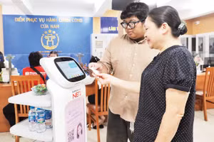 Người dân sử dụng dịch vụ hành chính công tại phường Cửa Nam, Thành phố Hà Nội. (Ảnh: TRẦN GIANG)