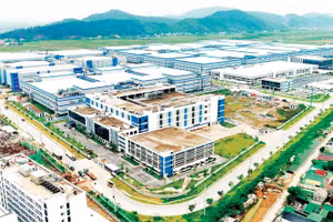 Nhờ hoàn thiện hạ tầng và phát triển logistics hiện đại gắn với hành lang đông-tây nên Nghệ An đang là điểm đến của các nhà đầu tư. Trong ảnh: Một góc Khu công nghiệp VSIP. (Ảnh: THÀNH CHÂU)