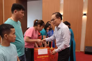 Bộ trưởng Ngoại giao Lê Hoài Trung trao quà cho các gia đình chính sách và người lao động tỉnh Phú Thọ.