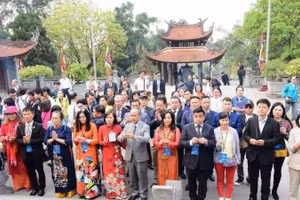 Đoàn kiều bào dâng hương tại Khu Di tích lịch sử Đền Hùng, tỉnh Phú Thọ. (Nguồn: Ủy ban người Việt Nam tại nước ngoài)