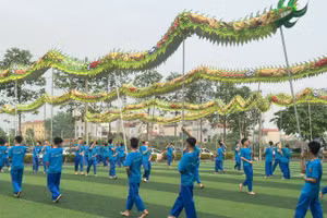 [Video] Chuẩn bị màn diễn rồng dài nhất Việt Nam tại Lễ hội Bình Đà