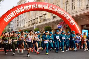 Các vận động viên xuất phát cự ly 3km. (Ảnh: KHANG ANH)