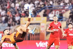 Đội Thể Công Viettel (áo đỏ) thắng đội Hoàng Anh Gia Lai với tỷ số 1-0. (Ảnh: TRẦN HẢI)