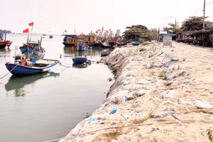 Một góc tuyến kè An Lương bằng bao tải cát đã bị hư hỏng không còn khả năng ngăn sóng.