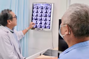 Bác sĩ Bệnh viện Bình Dân đang tư vấn cho người bệnh. (Ảnh: Bệnh viện cung cấp)