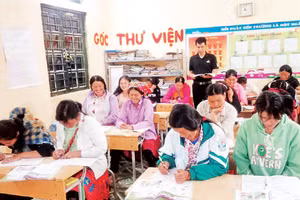 Lớp học chữ bản Làng Sáng lúc nào cũng đông đủ học viên.