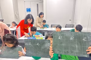 [Video] Nuôi dưỡng tình yêu đất nước qua các lớp học tiếng Việt