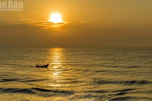 Bình minh biển Tiên Điền (Hà Tĩnh). (Ảnh: ĐẬU HÀ)