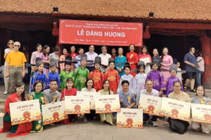 Các em học sinh dâng hương báo cáo thành tích tại Văn Miếu Quốc Tử Giám.