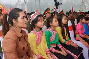 Học sinh con em đồng bào các dân tộc thiểu số xã Na Sang dự khởi công xây dựng Trường nội trú liên cấp trên địa bàn.