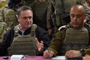 Bộ trưởng Quốc phòng Israel, ông Israel Katz (trái) trong chuyến thăm một đơn vị quân đội Israel tại khu vực chiếm đóng ở miền Nam Liban, ngày 12/4/2026. (Ảnh: Anadolu Agency/TTXVN)