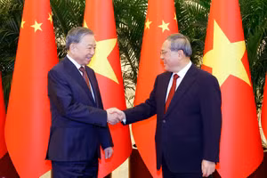 Tổng Bí thư, Chủ tịch nước Tô Lâm hội kiến Thủ tướng Trung Quốc Lý Cường. (Ảnh: THỐNG NHẤT/TTXVN)