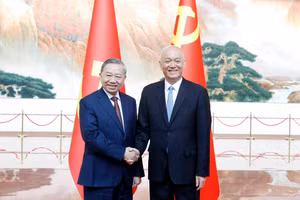 Tổng Bí thư, Chủ tịch nước Tô Lâm và đồng chí Thái Kỳ, Ủy viên Ban Thường vụ Bộ Chính trị, Bí thư Ban Bí thư Trung ương Đảng Cộng sản Trung Quốc. (Ảnh: THỐNG NHẤT/TTXVN)