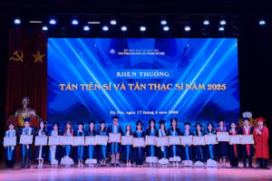 Trường đại học Sư phạm Hà Nội khen thưởng 23 tân Tiến sĩ, Thạc sĩ có thành tích tốt nghiệp xuất sắc. (Ảnh: QUỲNH NGUYỄN)