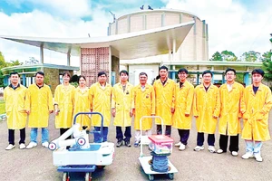 Thử nghiệm robot tại lò Hạt nhân Đà Lạt. (Ảnh TIẾN HIẾU)