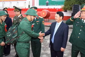 Đồng chí Hầu A Lềnh, Ủy viên Trung ương Đảng, Bí thư Tỉnh ủy Tuyên Quang động viên tinh thần thanh niên lên đường nhập ngũ.