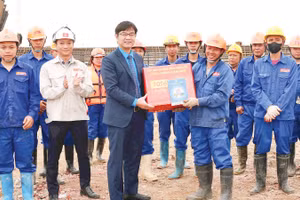 Đại diện Liên đoàn Lao động thành phố Hà Nội trao quà tặng công nhân lao động trên công trường cầu Vân Phúc và cầu Thượng Cát.