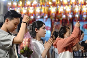 Tết Nguyên tiêu, người dân Thành phố Hồ Chí Minh tấp nập đi chùa cầu may