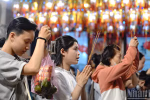 Tết Nguyên tiêu, người dân Thành phố Hồ Chí Minh tấp nập đi chùa cầu may