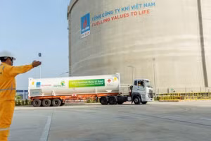 Vận chuyển khí LNG tại kho của PV GAS tại Thành phố Hồ Chí Minh.