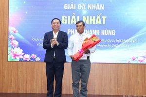 Phó Chủ tịch Ủy ban nhân dân tỉnh Quảng Ngãi Nguyễn Công Hoàng trao giải Nhất cuộc thi cho ông Phan Thanh Hùng, ở xã Đông Sơn.