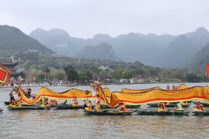 Đoàn thuyền rồng rước nước từ hồ Tam Chúc lên núi Ngọc. (Ảnh: ĐÀO PHƯƠNG)