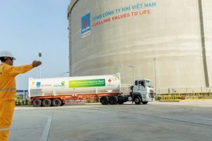 Vận chuyển khí LNG tại kho của PV GAS tại Thành phố Hồ Chí Minh.