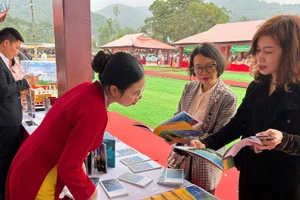 Du khách tìm hiểu thông tin về Côn Sơn, Kiếp Bạc tại khu vực “Ngày hội sách di sản”.