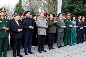 Tổng Bí thư Tô Lâm và đoàn công tác Trung ương dâng hương tại Khu lưu niệm Tổng Bí thư Nguyễn Văn Cừ, tỉnh Bắc Ninh. (Ảnh: THỐNG NHẤT-TTXVN)