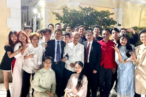 Sinh viên Việt Nam chụp ảnh với các đại sứ các nước ASEAN.