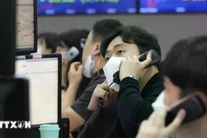 Giao dịch viên tại sàn chứng khoán Seoul, Hàn Quốc. (Nguồn: AP/TTXVN)