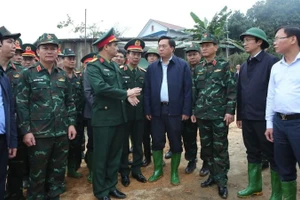 Chủ tịch Ủy ban nhân dân tỉnh Phú Thọ Trần Duy Đông (áo đen, đứng giữa) trao đổi với các đơn vị quân đội về phương án lắp cầu phao qua sông Lô.