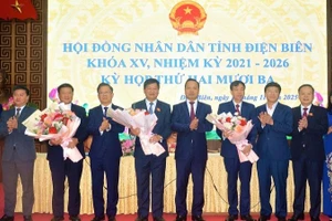 Đồng chí Trần Tiến Dũng, Bí thư Tỉnh ủy Điện Biên cùng các đồng chí trong Ban Thường vụ Tỉnh ủy tặng hoa, chúc mừng đồng chí Lò Văn Phương (thứ 3 từ trái sang), nguyên Chủ tịch Hội đồng nhân dân tỉnh đã hoàn thành nhiệm vụ; chúc mừng hai đồng chí được tín nhiệm, bầu lãnh đạo Hội đồng nhân dân và Ủy ban nhân dân tỉnh. 
