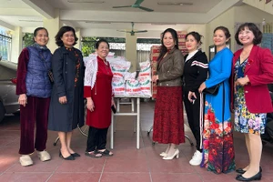 Câu lạc bộ Liên thế hệ Tự giúp nhau phường Khương Đình. 