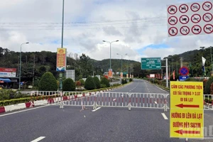 Cơ quan chức năng tổ chức phân luồng giao thông để phục vụ công tác khắc phục sạt lở trên đường đèo Prenn.