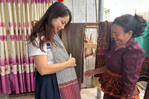 Nghệ nhân Néang Chanh Ty giới thiệu các sản phẩm của Hợp tác xã với khách du lịch.