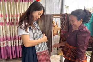 Nghệ nhân Néang Chanh Ty giới thiệu các sản phẩm của Hợp tác xã với khách du lịch.