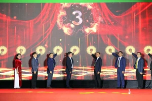 Các đại biểu ấn nút khai mạc hội chợ.