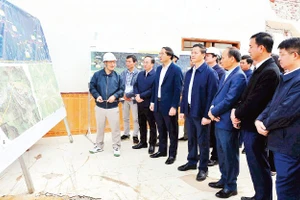 Thường trực Tỉnh ủy Thái Nguyên kiểm tra công tác giải phóng mặt bằng dự án đường cao tốc Chợ Mới-Bắc Kạn. (Ảnh QUÝ ĐÔN)